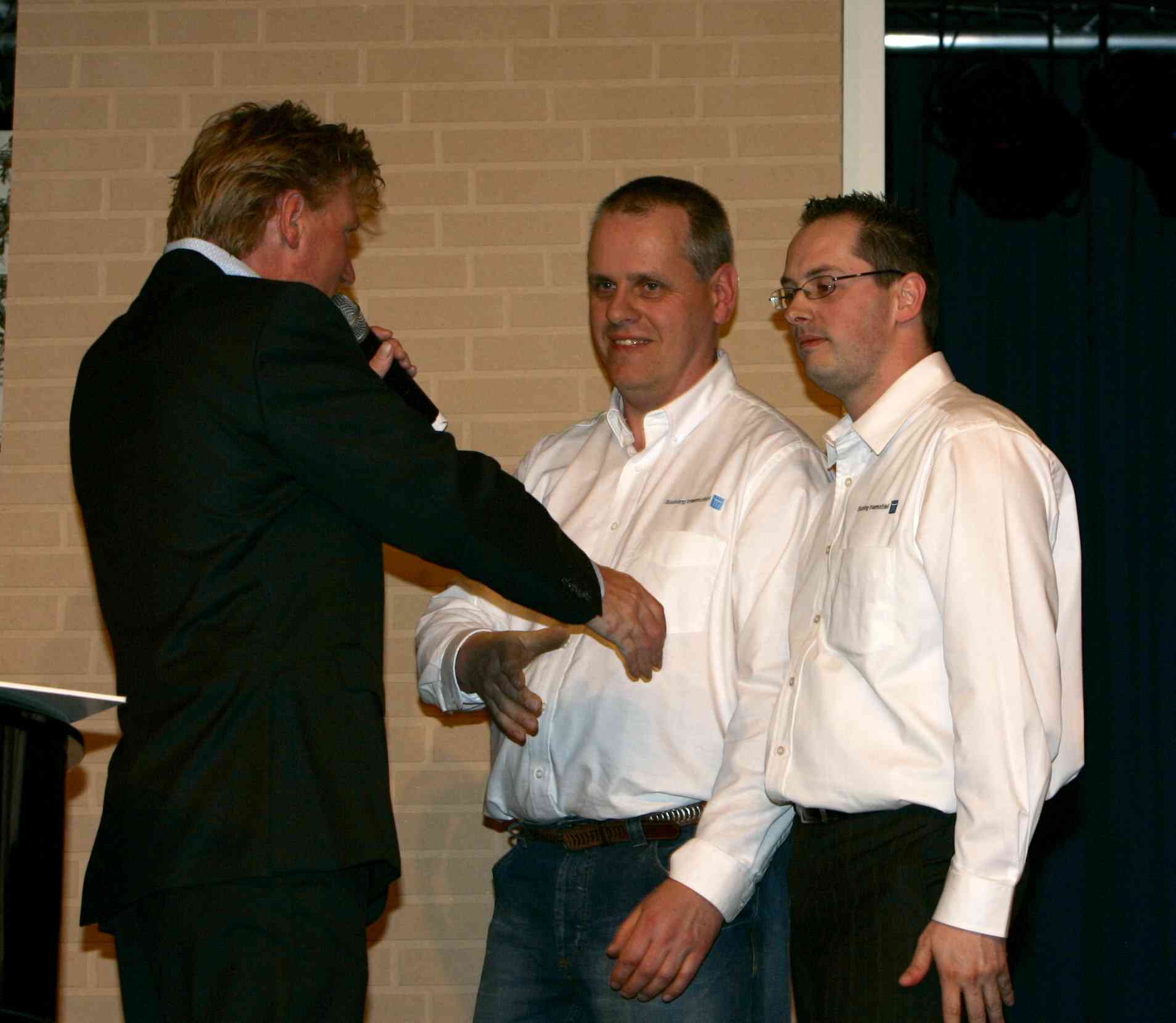 Bestuursleden Emile en Edwin overhandigen de cheque van Christijan Albers t.w.v. 8300, -- aanThijs